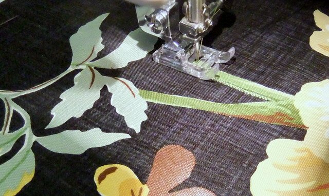 Broderie perse - stitching with blanket stitch - Deborah Wirsu - TSIA